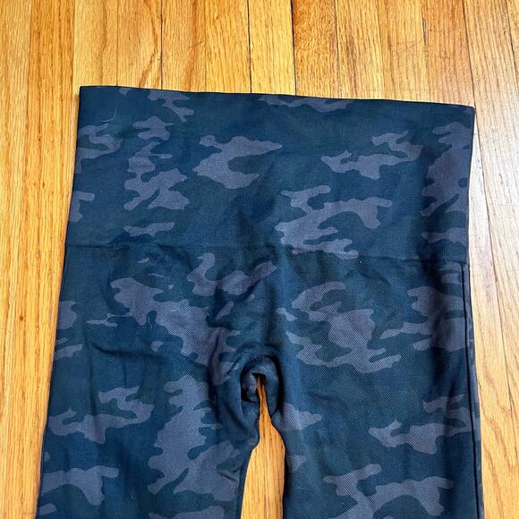 Spanx Leggings Womens Medium Look At Me Now Seamless Black Camo - Picture 3 of 8